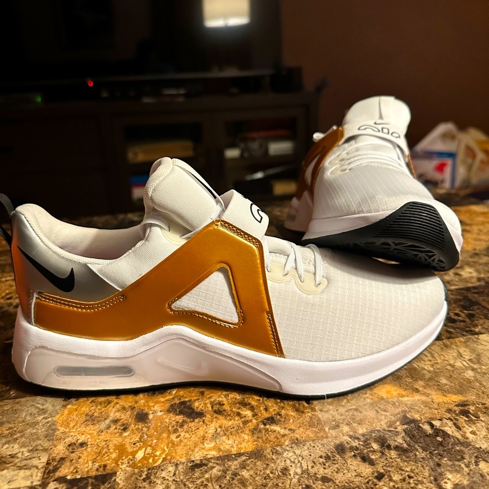 Nike Women's Air Max Bella TR 5 Shoes size 11.5 athletic running sneakers